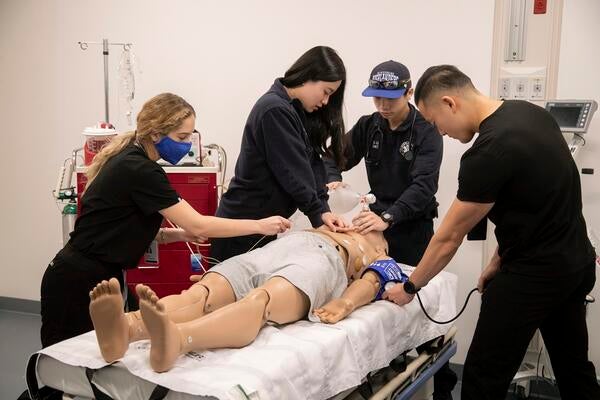 Students in the Emergency room in the simulation lab.